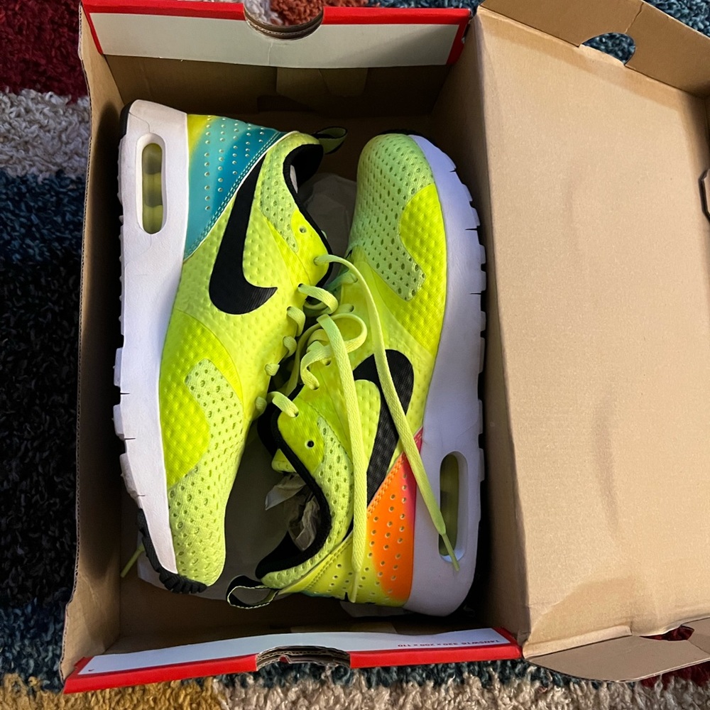 WMNS Air Max Tavas FB GS Volt/ Black size 7Y